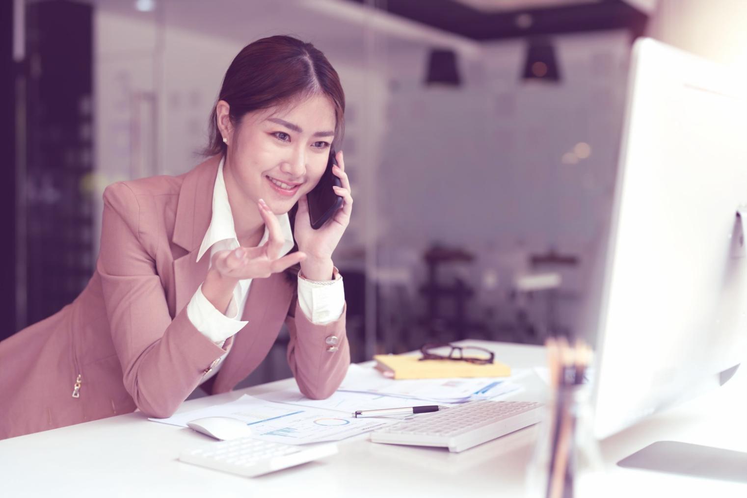 Team bei der Arbeit an SEO-Dashboards