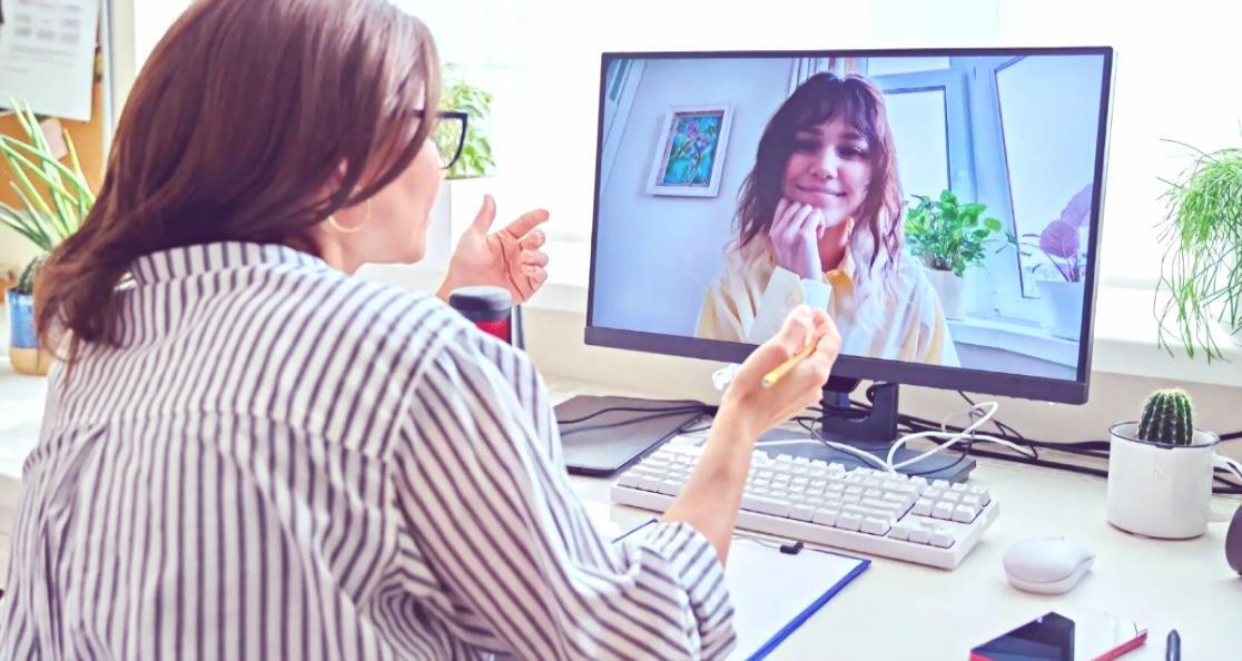 Arbeitsplatz mit Analytics-Dashboards